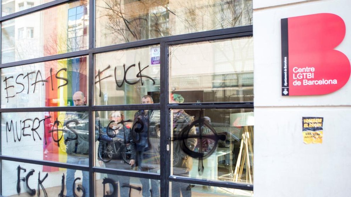 Imatge de les pintades aparegudes al centre LGBTI de Barcelona.