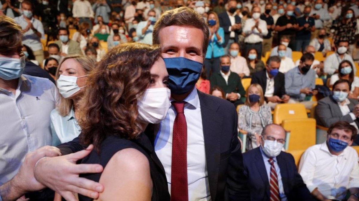 Isabel Díaz Ayuso i Pablo Casado es van saludar amb una abraçada en la trobada de València.