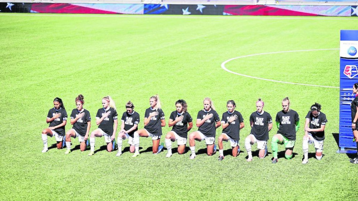 Las jugadoras se arrodillaron mientras sonaba el himno.