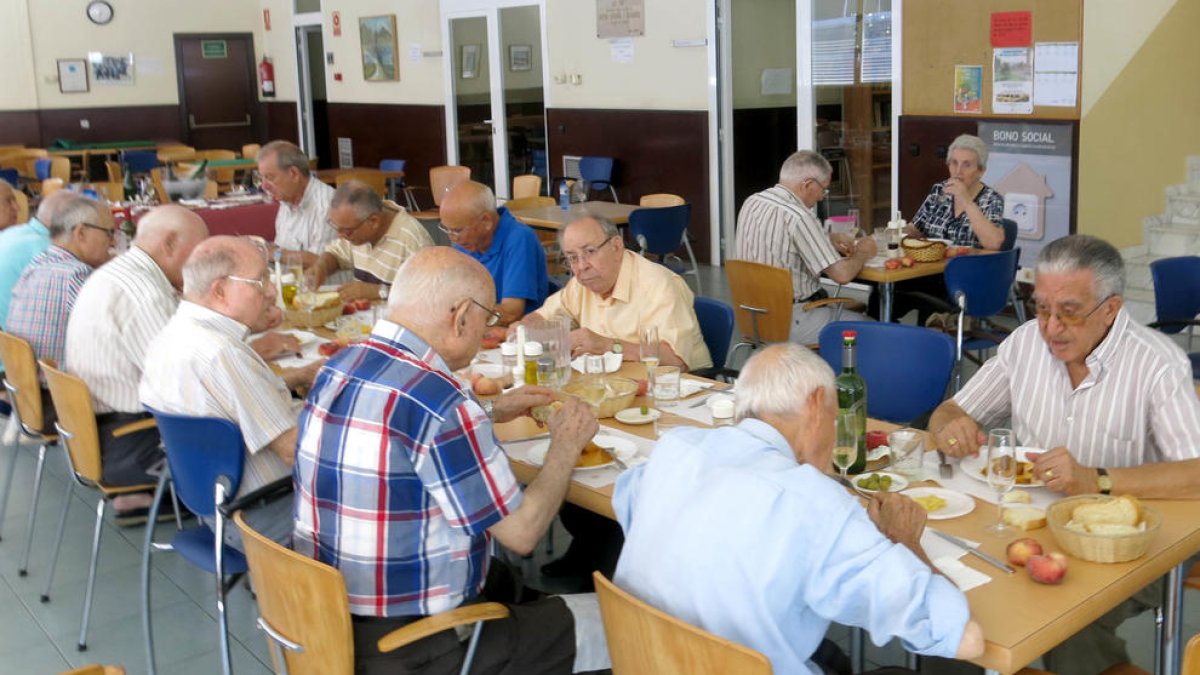 Les associacions de jubilats reclamen a l'ajuntament de Lleida que reobri ja les llars municipals