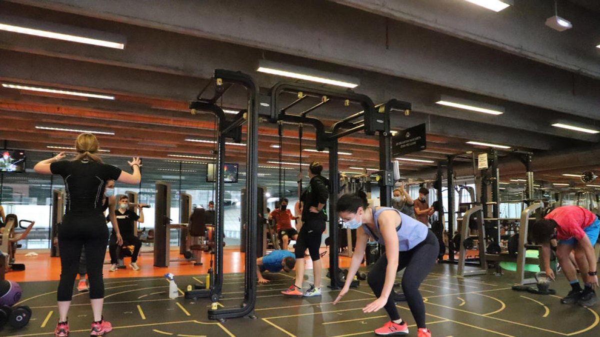 Usuaris del Trèvol, amb la mascareta obligatòria.