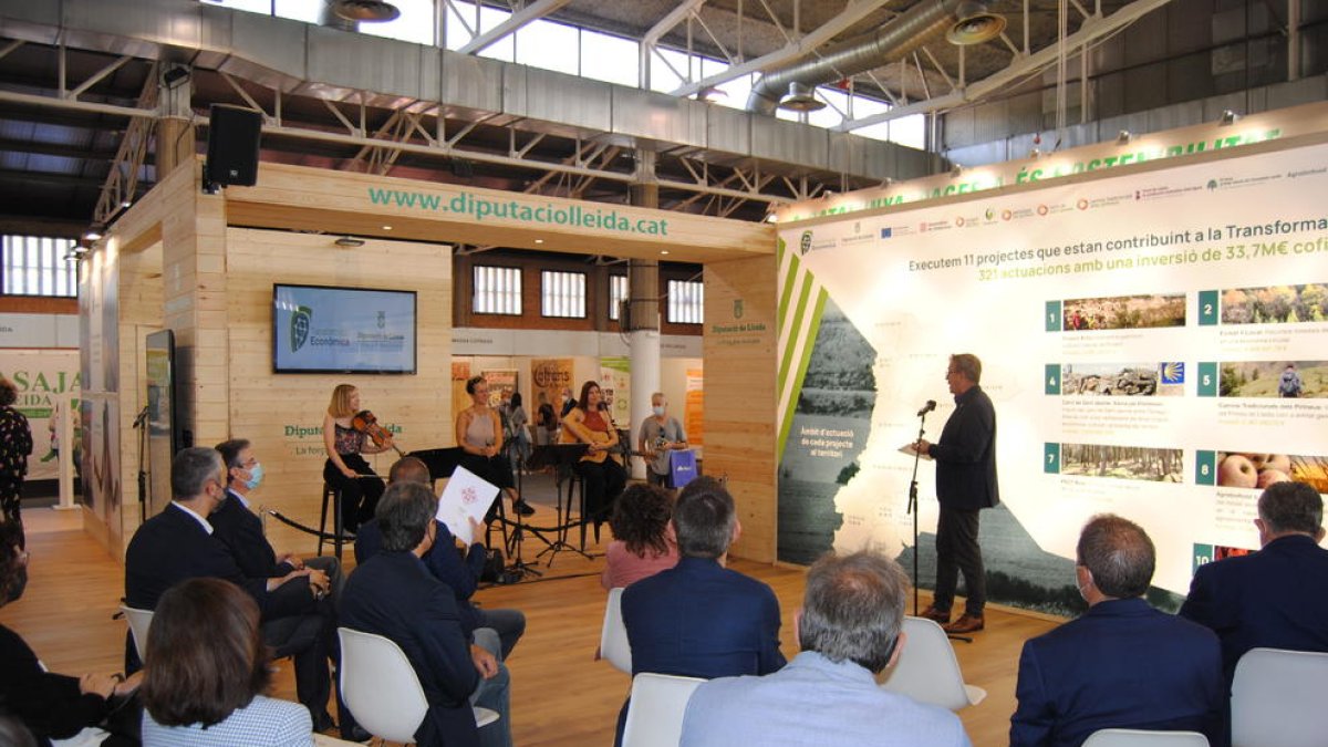 Presentació del web a l’estand de la Diputació.