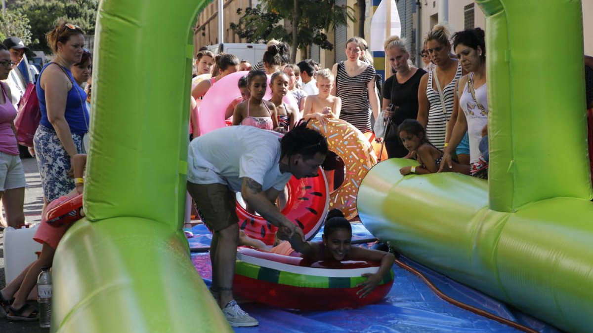 Volver a celebrar la fiesta mayor del barrio ha servido de nexo de unión entre el vecindario.