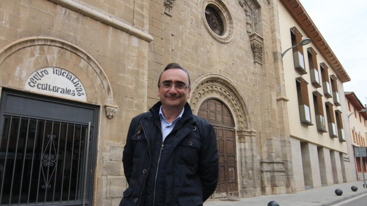 El alcalde al lado del CEICU que se prevé acogerá el nuevo cine.