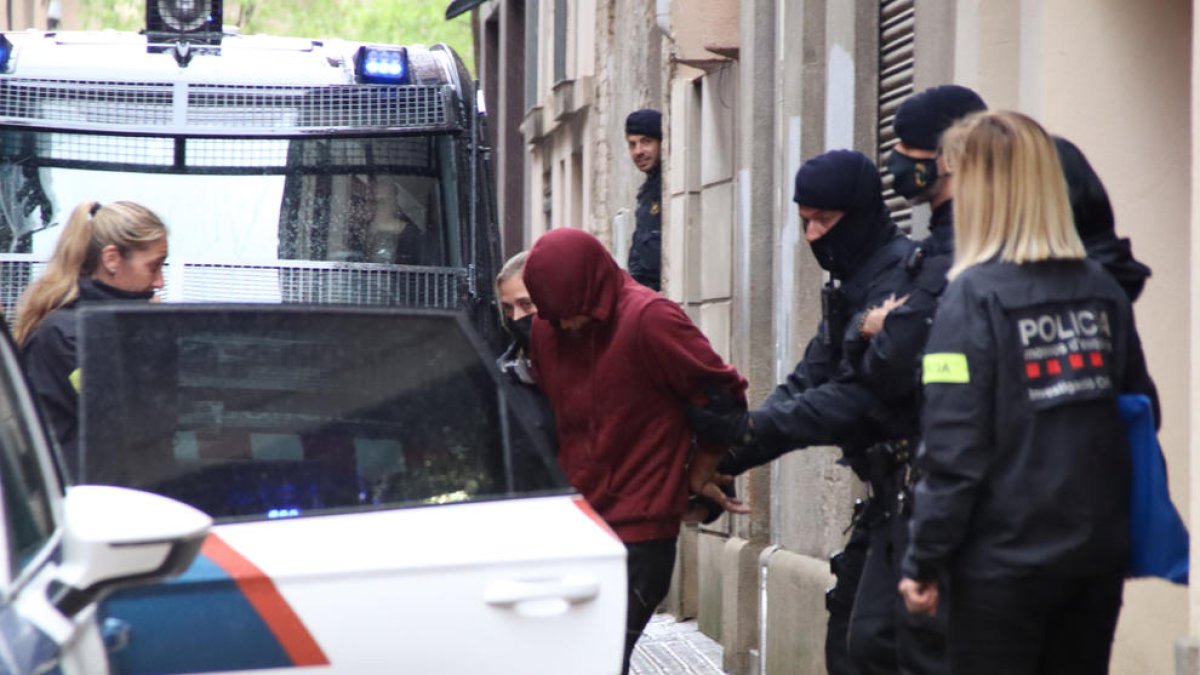 Finaliza el cacheo en el domicilio del presunto autor de la agresión a una menor en Igualada después de ocho horas
