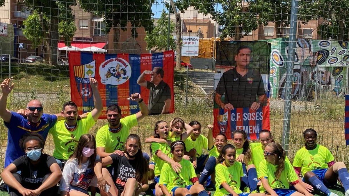 Les jugadores de l’equip i el cos tècnic celebren el títol davant les imatges d’Espasa.