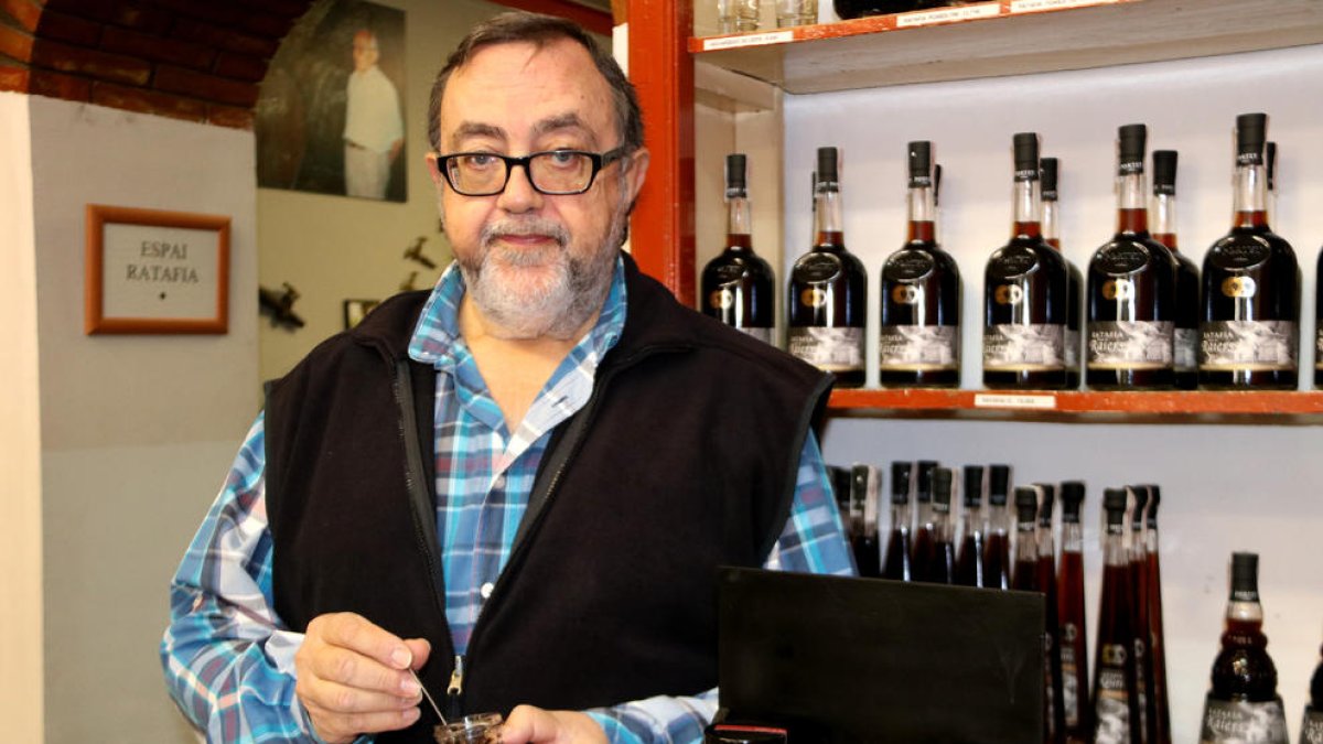 Àngel Portet, responsable de Licors Portet, con un bote de perlas.