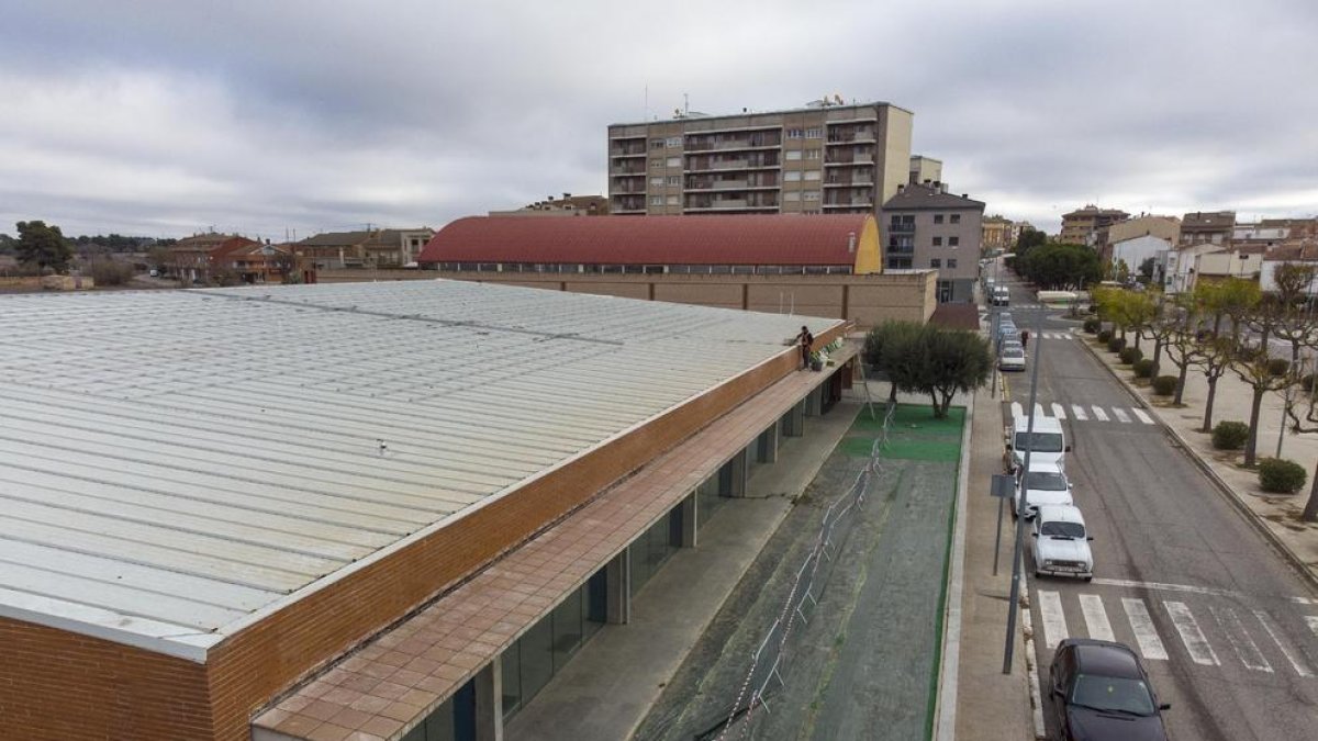 Los trabajos de instalación de paneles en la piscina cubierta.
