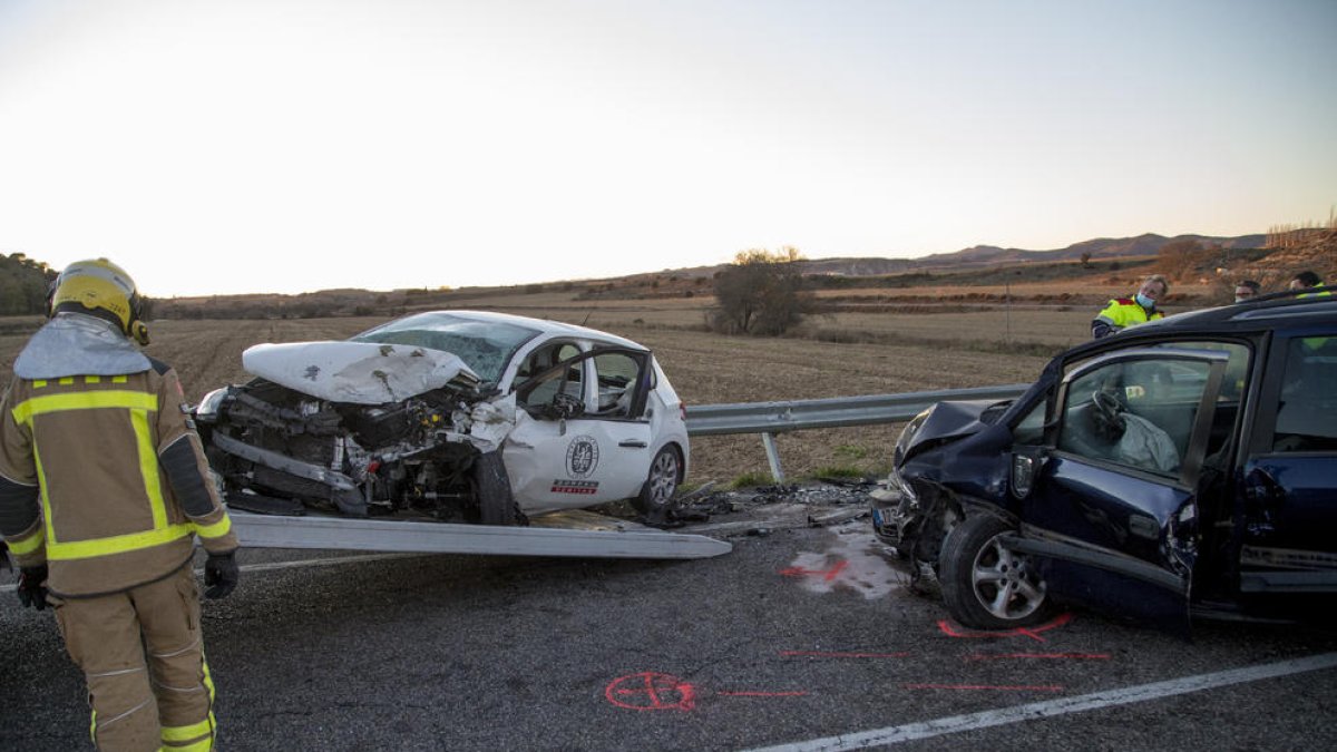 Imatge de l’estat en el qual van quedar els dos turismes després del sinistre.