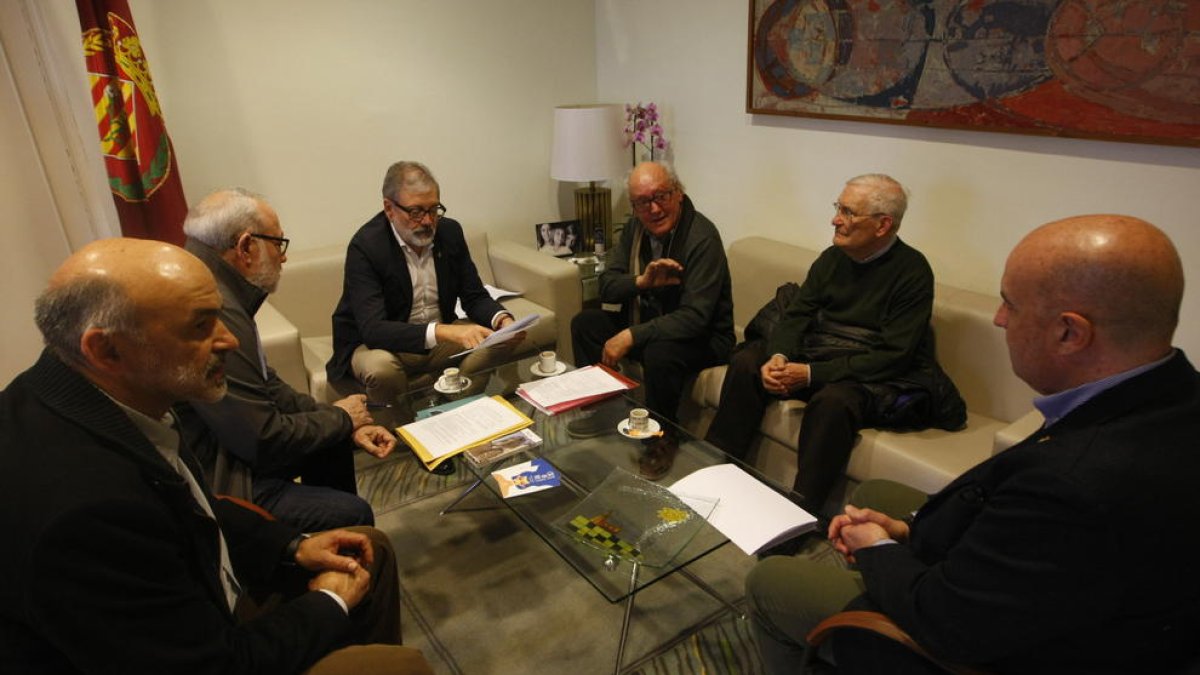 Un instante de la reunión de ayer de Larrosa con la fundación.