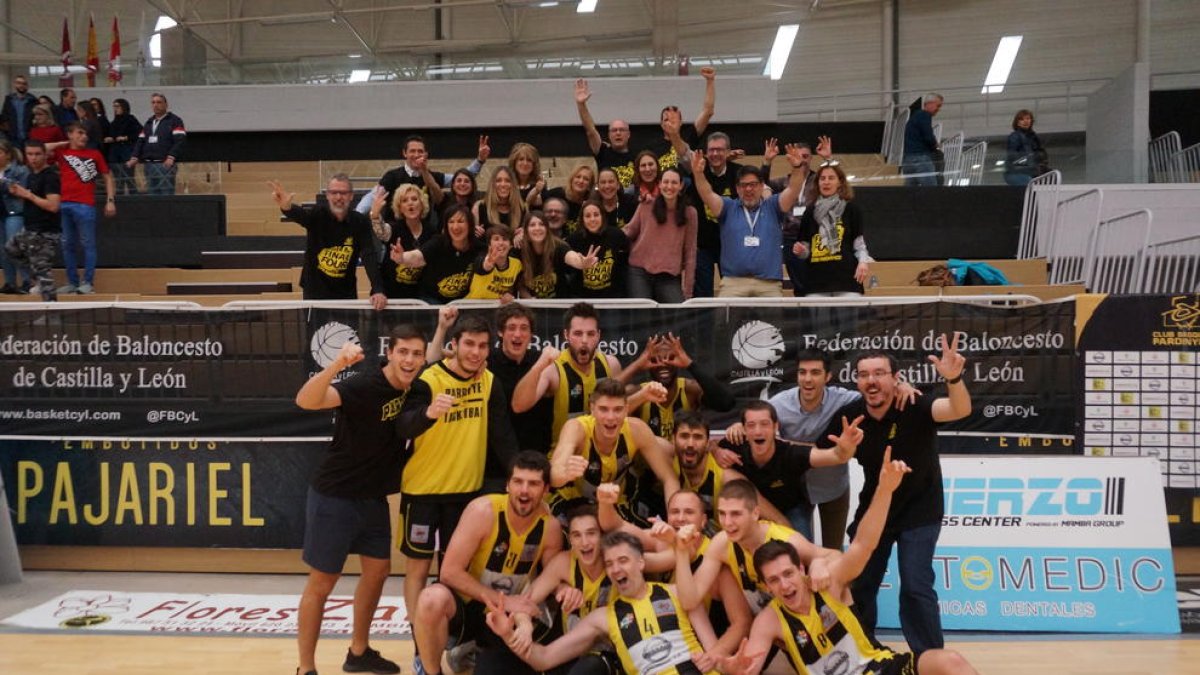 Els jugadors de l’Ilerdauto Nissan Pardinyes celebren l’ascens a LEB Plata.