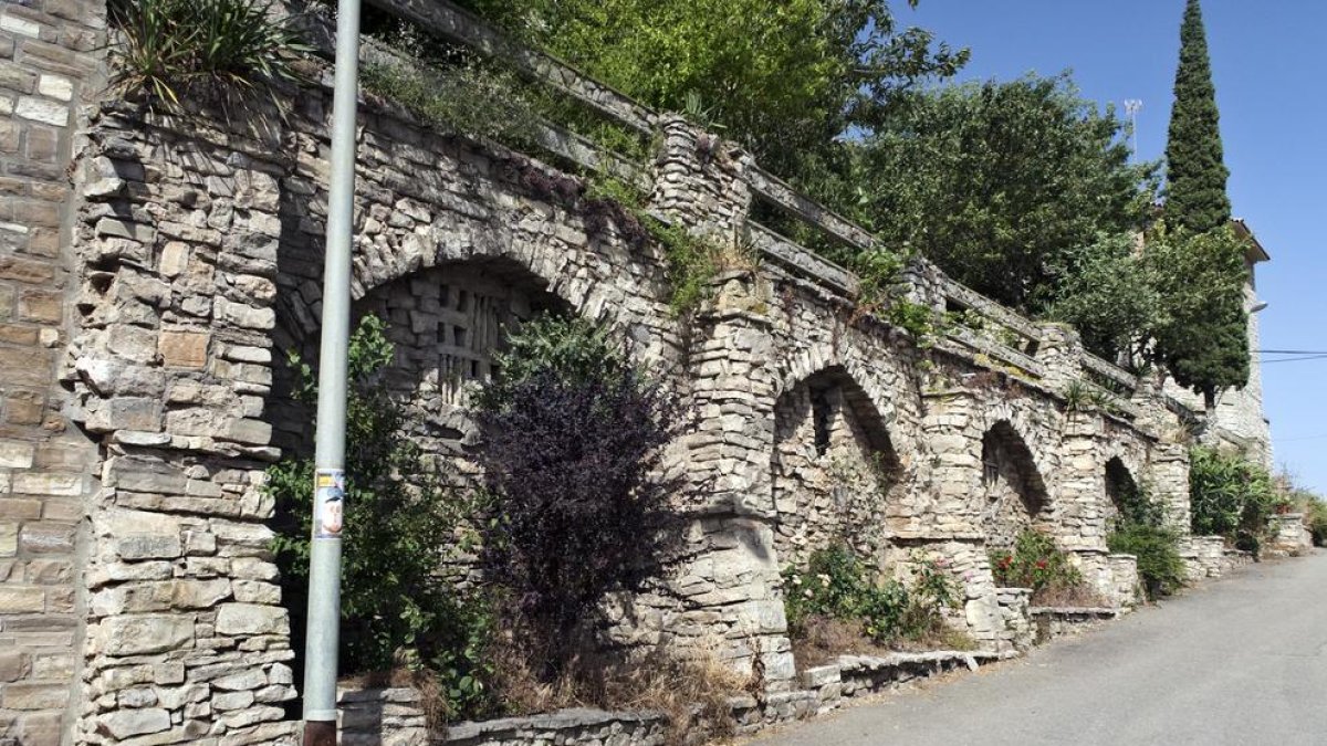 Imagen del muro de contención con arcadas de Ribera d’Ondara.