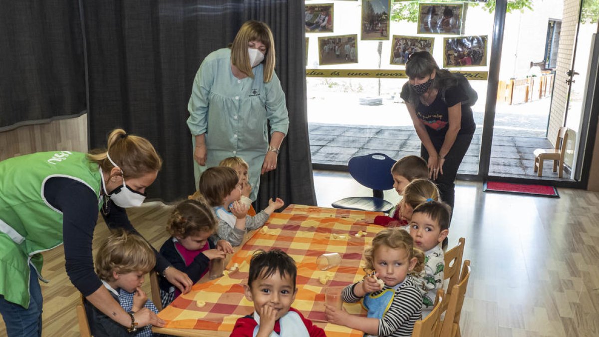 Sandra Castro durant la visita ahir a la bressol de Balàfia.