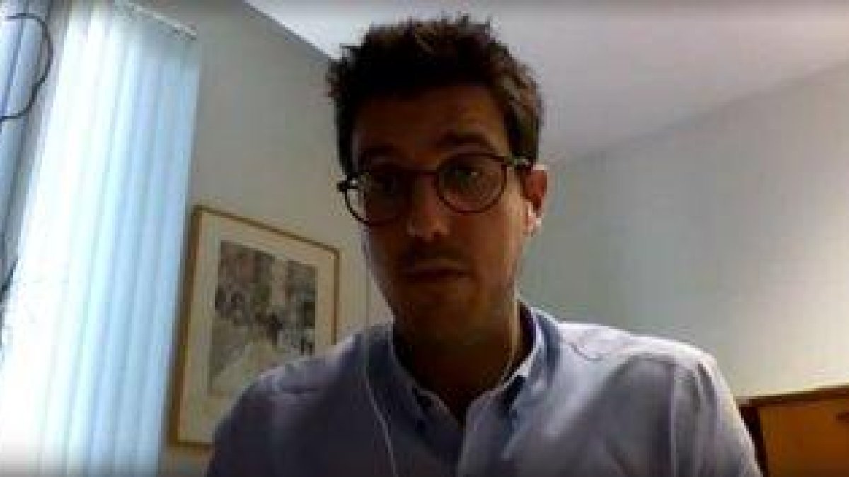 Tercer pleno telemático  -  El consistorio celebró ayer el tercer pleno telemático de su historia debido a la crisis del coronavirus. En la sesión, que duró siete horas, con una pausa de 45 minutos, hubo varios debates sobre urbanismo entre el ...