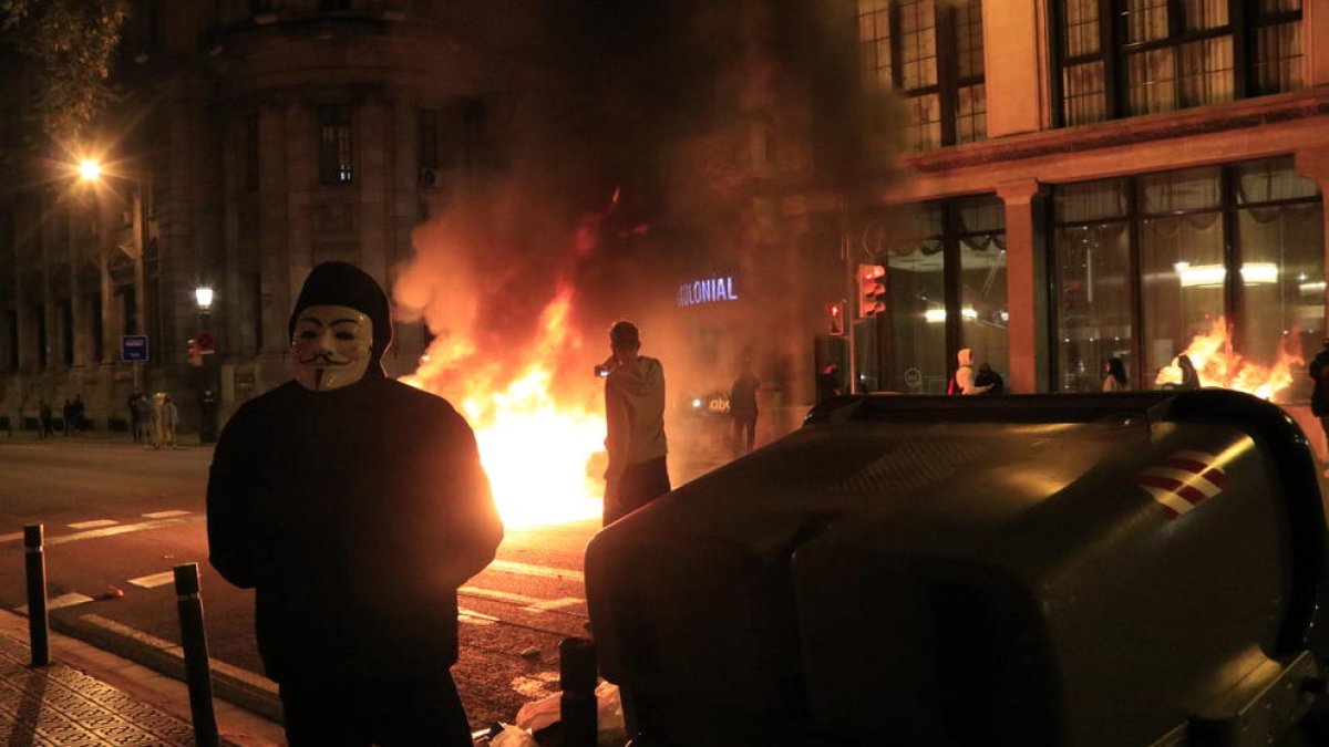 Contenidor cremant a Barcelona, ahir, durant una protesta de negacionistes del coronavirus.