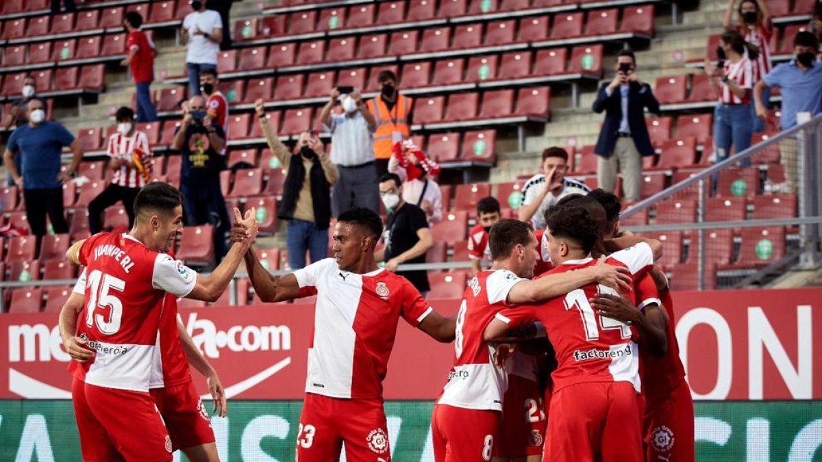 Los jugadores del Girona celebran un gol, por fin, ante su afición.