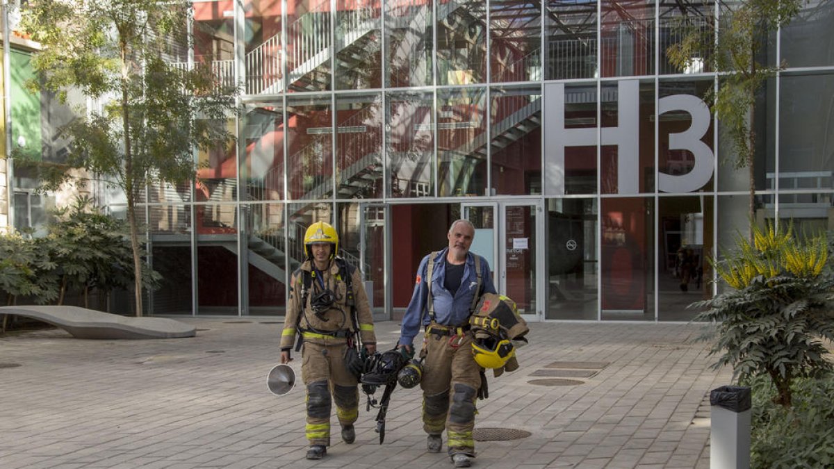 Dos bomberos saliendo ayer del edifico H3 donde hay el laboratorio en el que hubo la explosión.