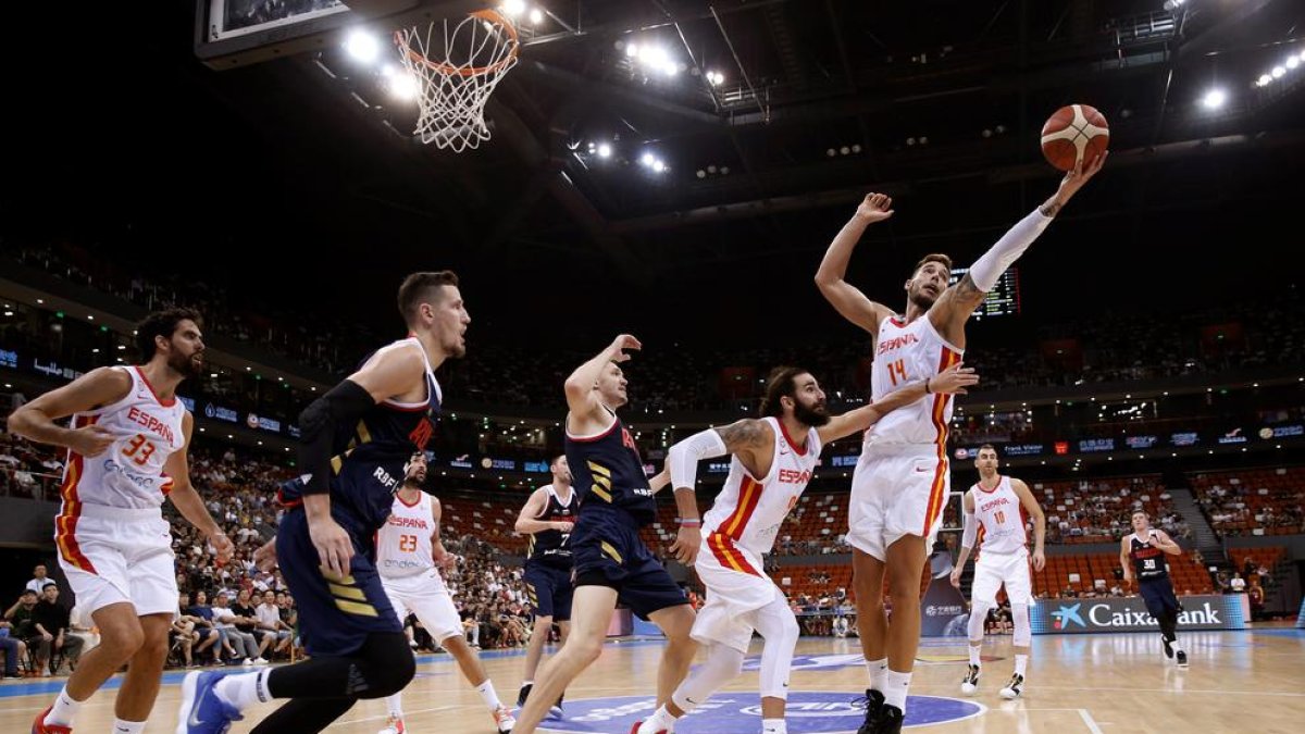 Willy Hernangómez captura un rebot davant Ricky Rubio.
