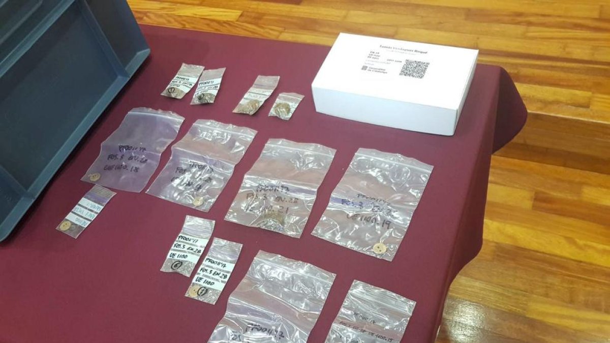 Acto de entrega de los restos a los familiares, ayer en ayuntamiento de Sant Joan de les Abadesses.