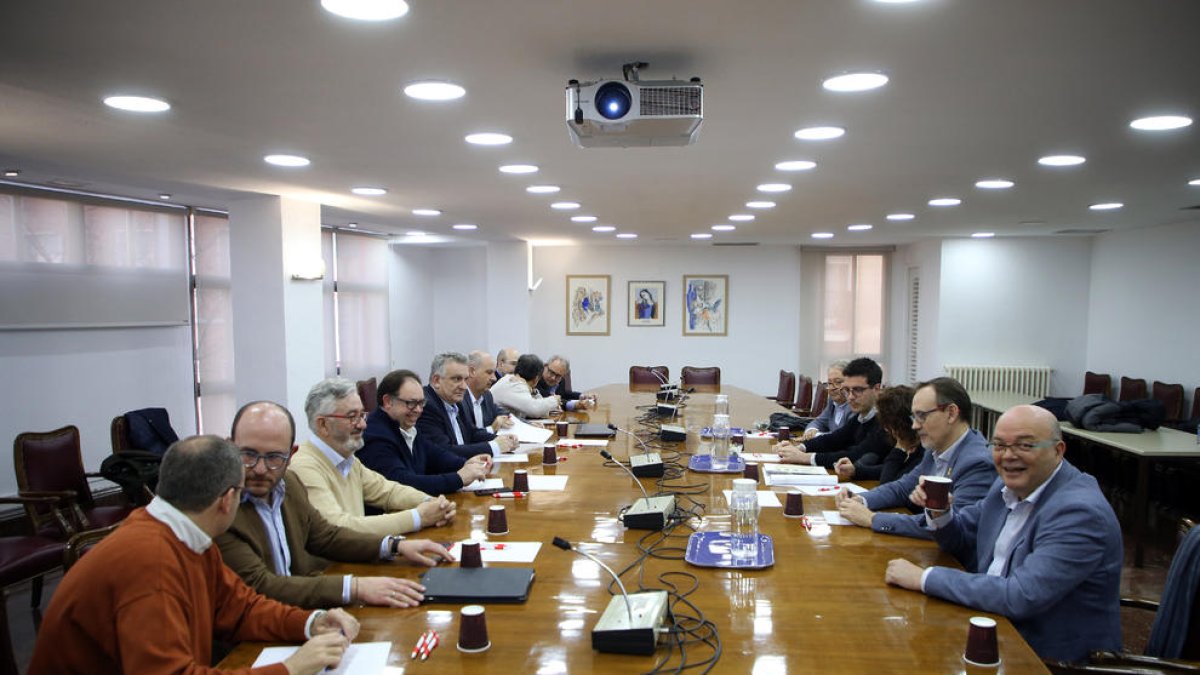 Un instant de la reunió de Postius amb la comissió de la Cambra.