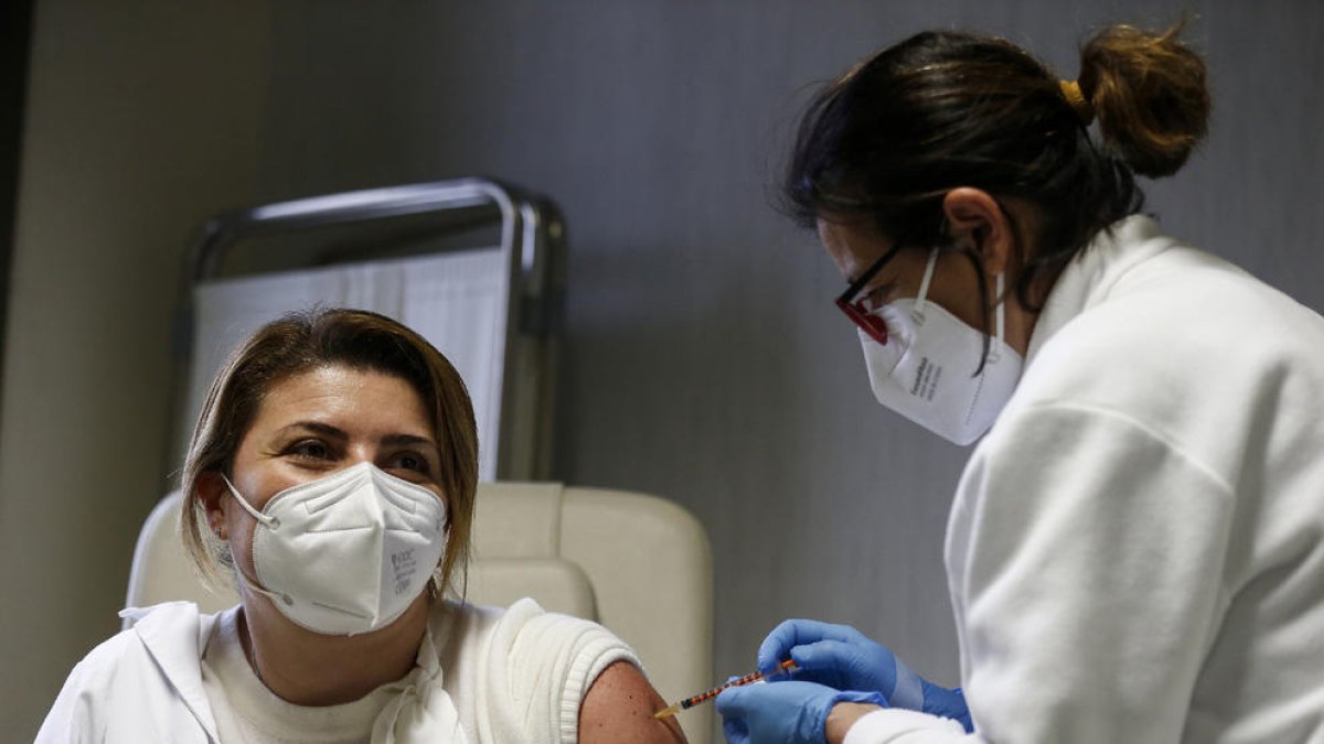 Una sanitària italiana rep una dosi de la vacuna de Pfizer, a començaments de mes a Roma.