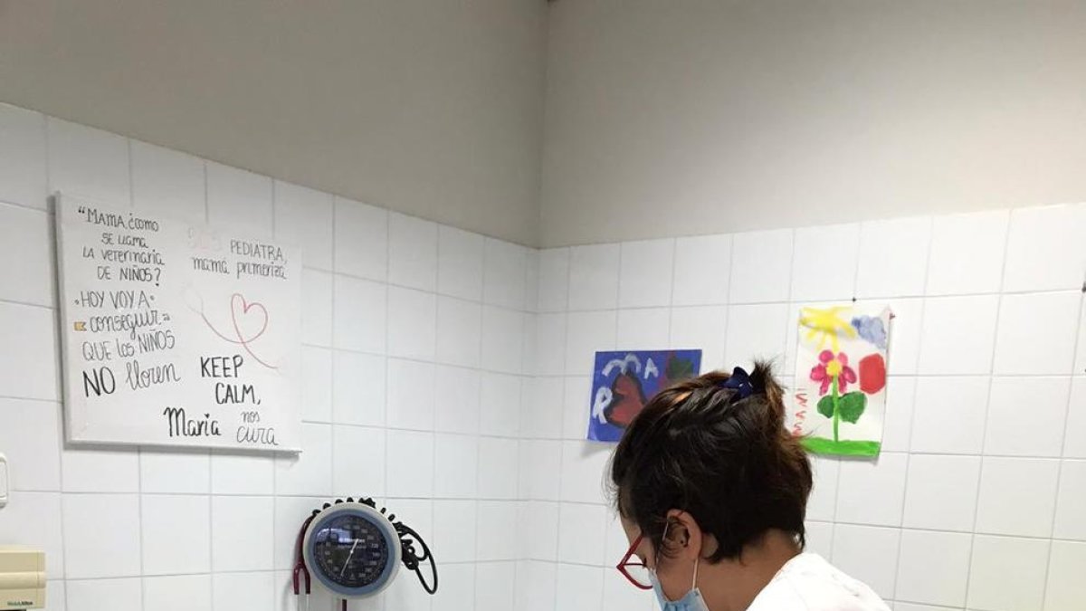 Una sanitària del CAP d’Almacelles celebra rebre la vacuna.