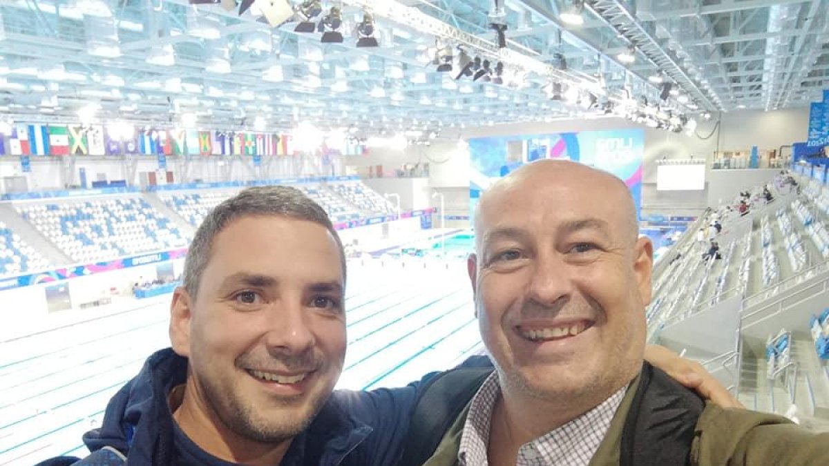 Gregori, con el profesor de Inefc Lleida Vicente Javaloyes en Lima. A la derecha, con un grupo de deportistas colombianos.