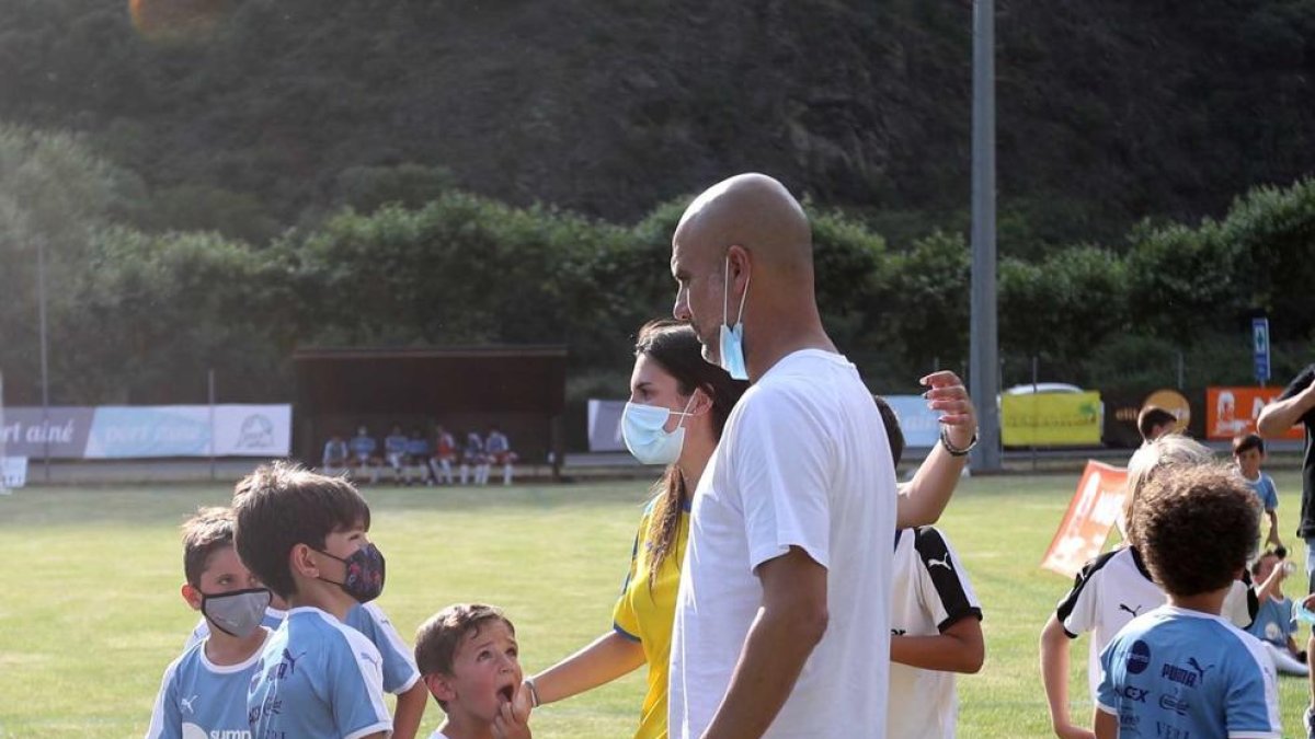 Pep Guardiola i la seua filla conversaven ahir amb uns nens del campus.