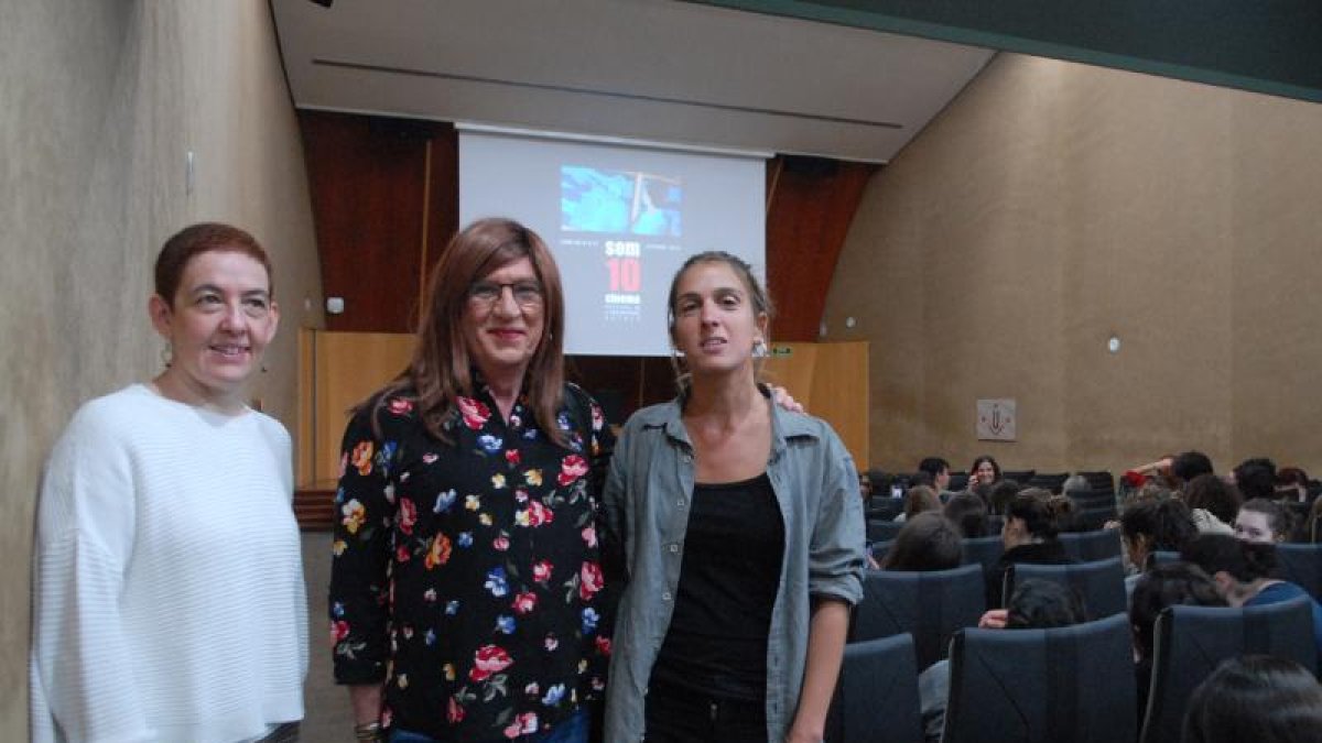 Judith Vives, assessora artística del festival, ahir al costat d’Alexa Través i Alba Barbé al Rectorat.