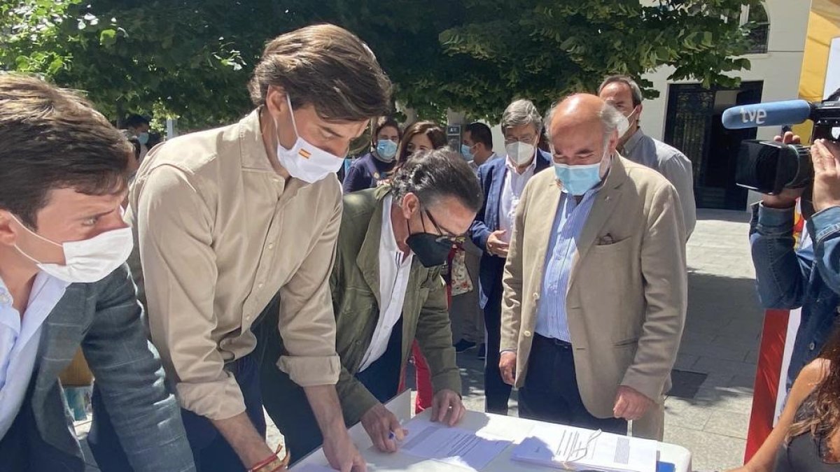 Recollida de firmes promoguda pel PP contra els indults als presos de l’1-O, ahir a Saragossa.