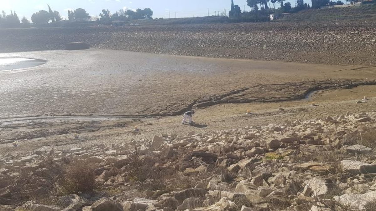 La balsa de Vallcalent que se está poniendo a punto y desde donde se regará por presión natural.