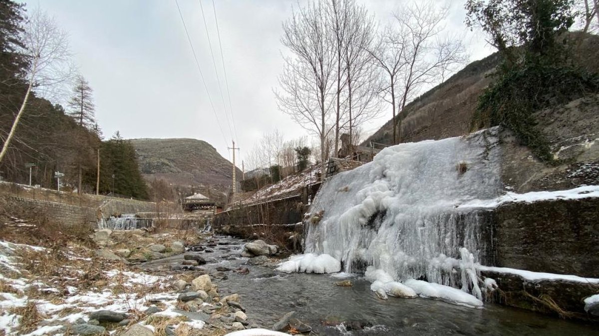 Estalactites al curs del riu Flamisell, a la Pobla de Segur, on es van registrar 9 graus sota zero.