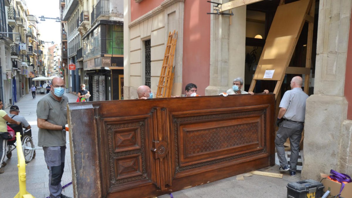 El momento de la retirada de la puerta de la Diputación.