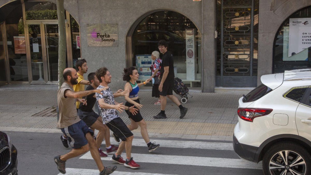 Alumnes del curs ahir en un dels exercicis d’arts de carrer.