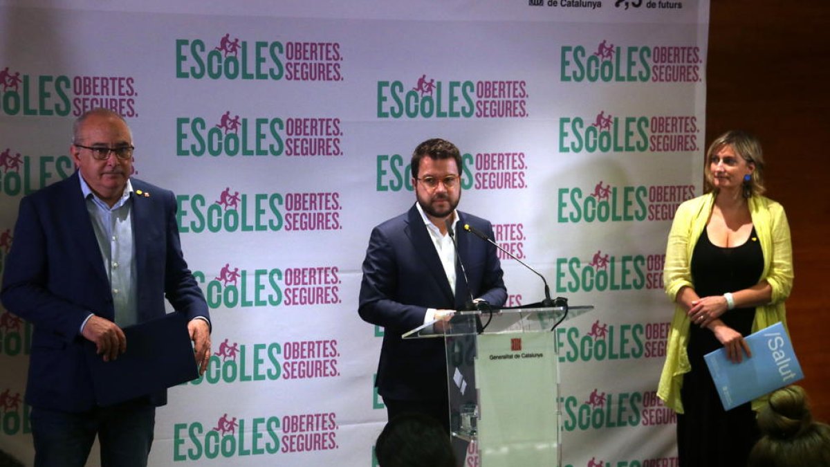 El conseller d'Educació, Josep Bargalló; el vicepresident del Govern, Pere Aragonés, i la consellera de Salut, Alba Vergés, durant la roda de premsa.