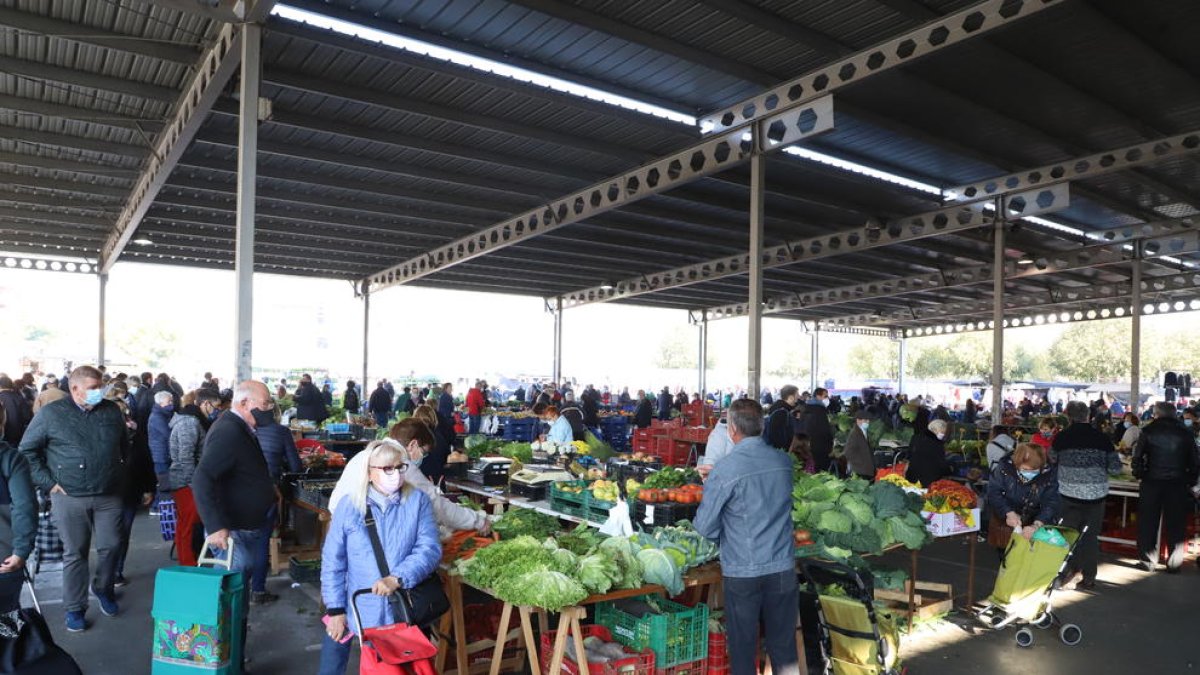 Las restricciones por la Covid-19 dejan menos compradores en el mercadillo de Pardinyes pero los paradistas celebran poder vender