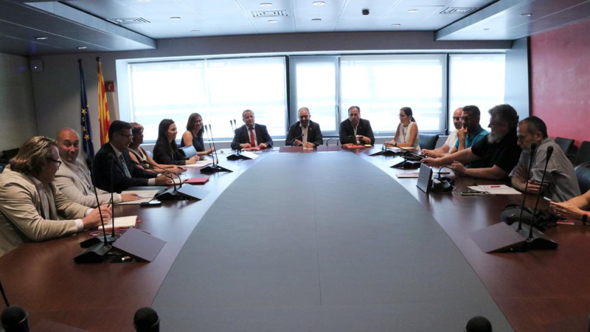Imatge de la reunió que van mantenir ahir a la seu de Treball.