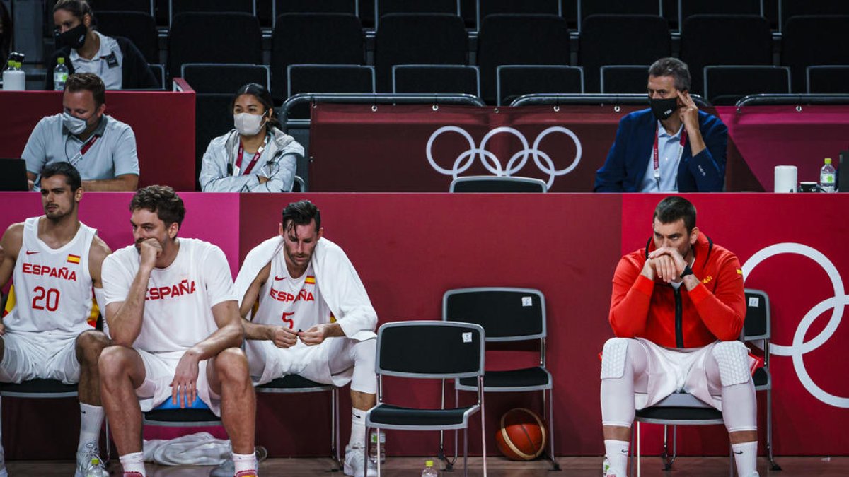 Pau y Marc Gasol, pensativos en el banquillo de España.
