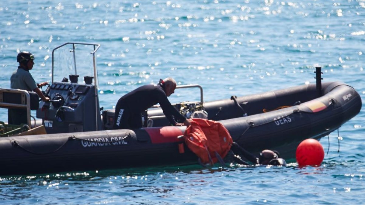 Miembros de los GEAS, esta semana, en la costa de Barcelona.