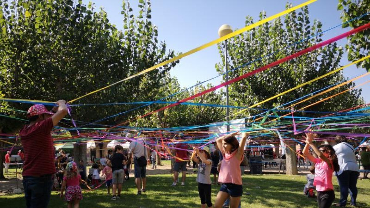 Se celebraron 15 talleres que iban desde las manualidades hasta bailes y actuaciones de magos.