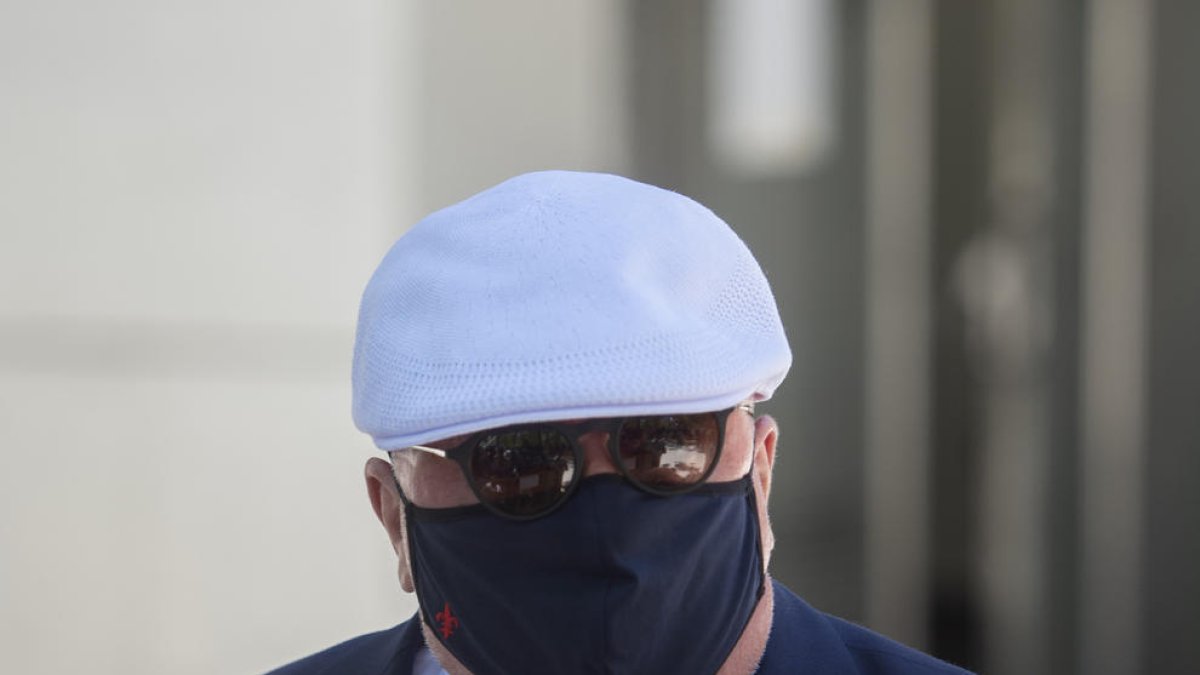 El excomisario José Manuel Villarejo atendiendo a la prensa.