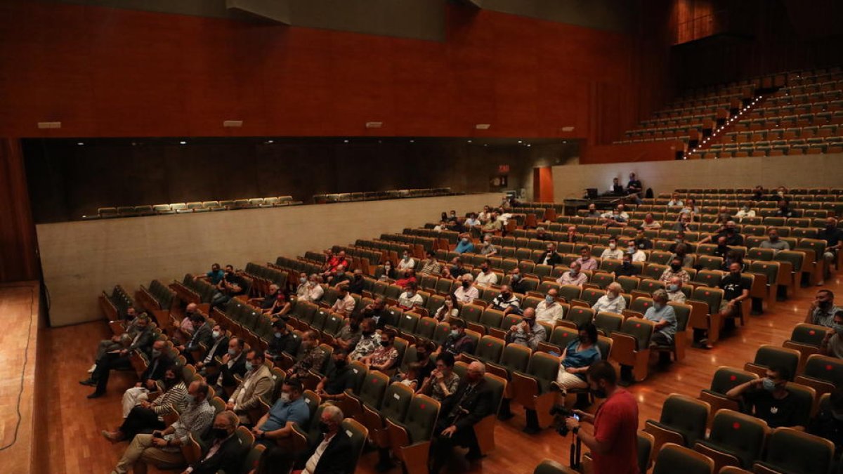 Els assistents en l’Auditori a l’acte de presentació de l’inici de temporada del futbol lleidatà.