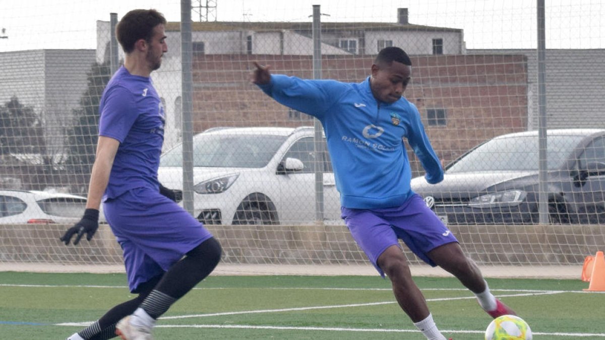 La plantilla del Lleida, ahir durant la sessió preparatòria de cara al partit de dissabte a Andorra.