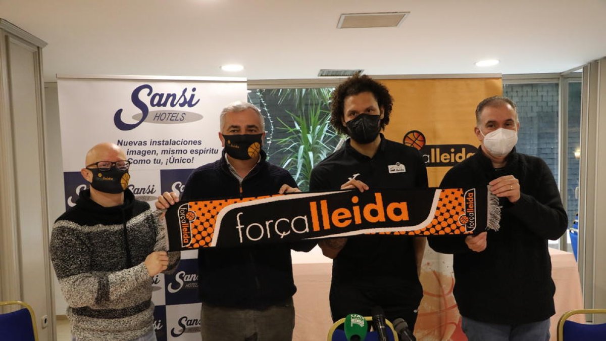 Carrera, amb el vocal Andreu Cabezudo, el president Albert Aliaga i el director esportiu, Joaquín Prado.
