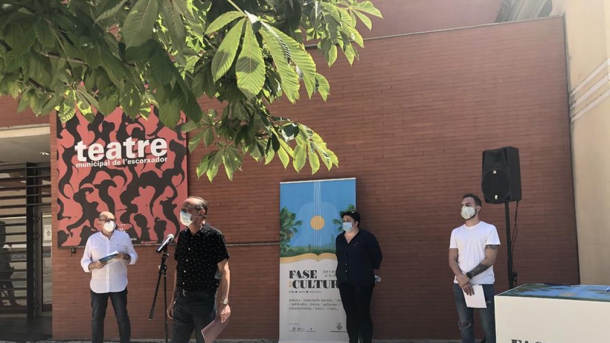 El alcalde de Lleida, Miquel Pueyo, con otros responsables municipales y la vicepresidenta de la Diputación de Lleida, Estefania Rufach, durante la presentación de 'Fase Cultura'.