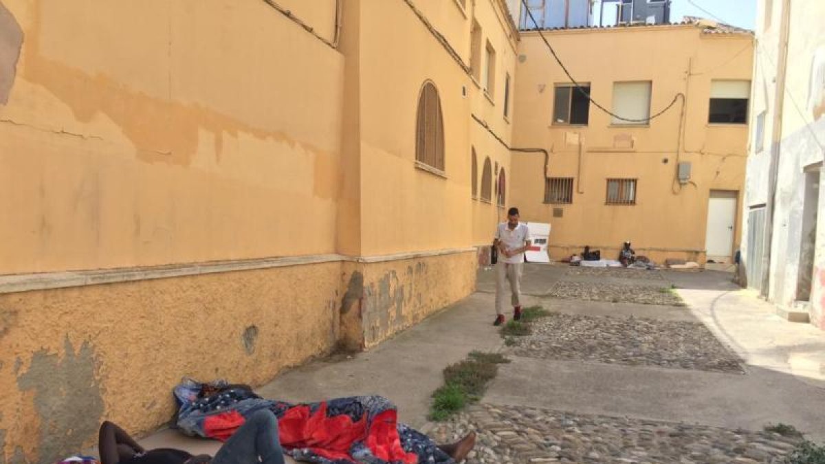 Personas durmiendo en la calle La Suda ayer.