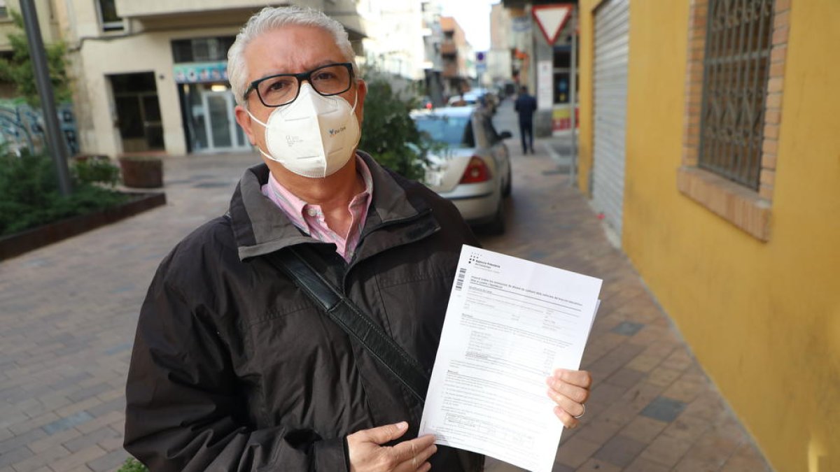 Jeroni Serra muestra la carta de la Agència Tributària de Catalunya para que pague el impuesto.
