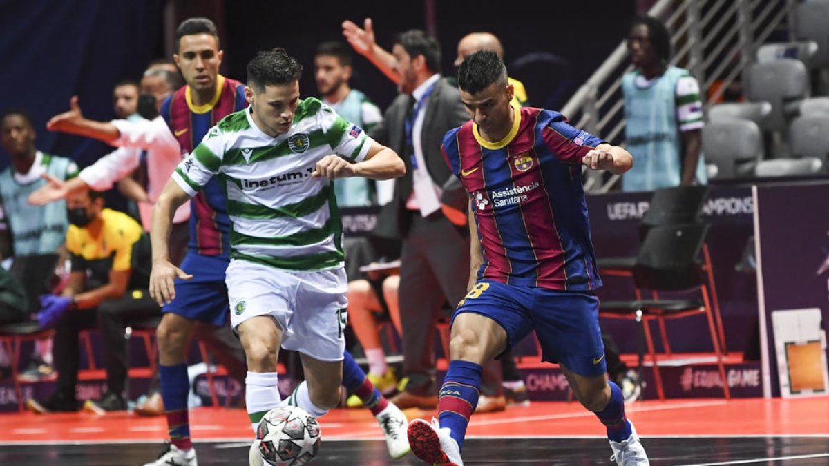 Una acción de la final de ayer entre azulgranas y portugueses.