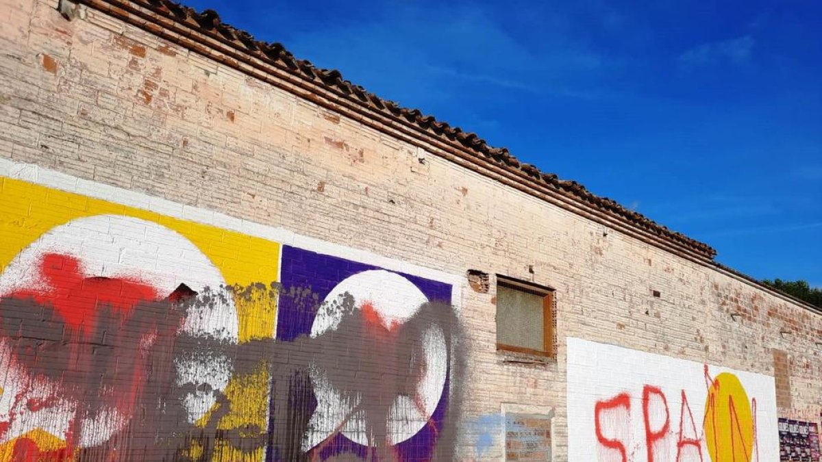 Uno de los murales dañados.