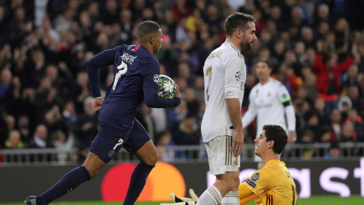 Mbappé recoge el balón tras marcar el 2-1 ante la decepción de Carvajal y Courtois.